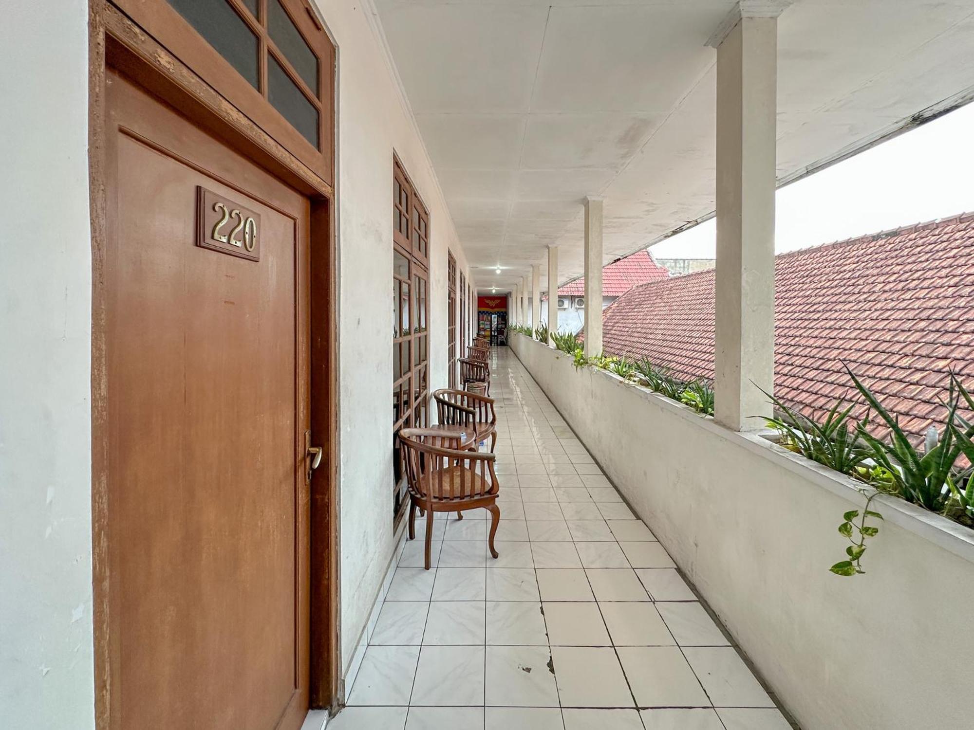 Hotel Dewi Sri Redpartner Yogyakarta Extérieur photo