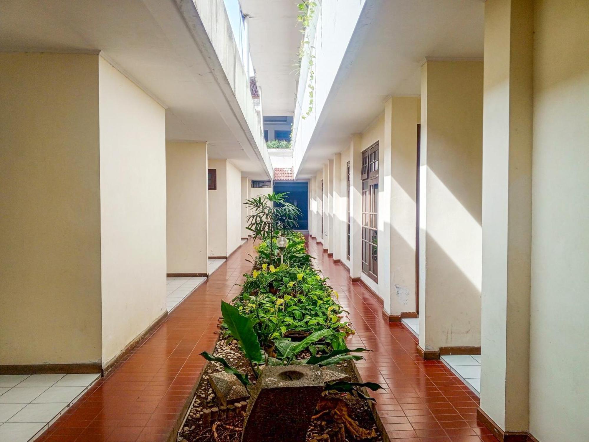 Hotel Dewi Sri Redpartner Yogyakarta Extérieur photo