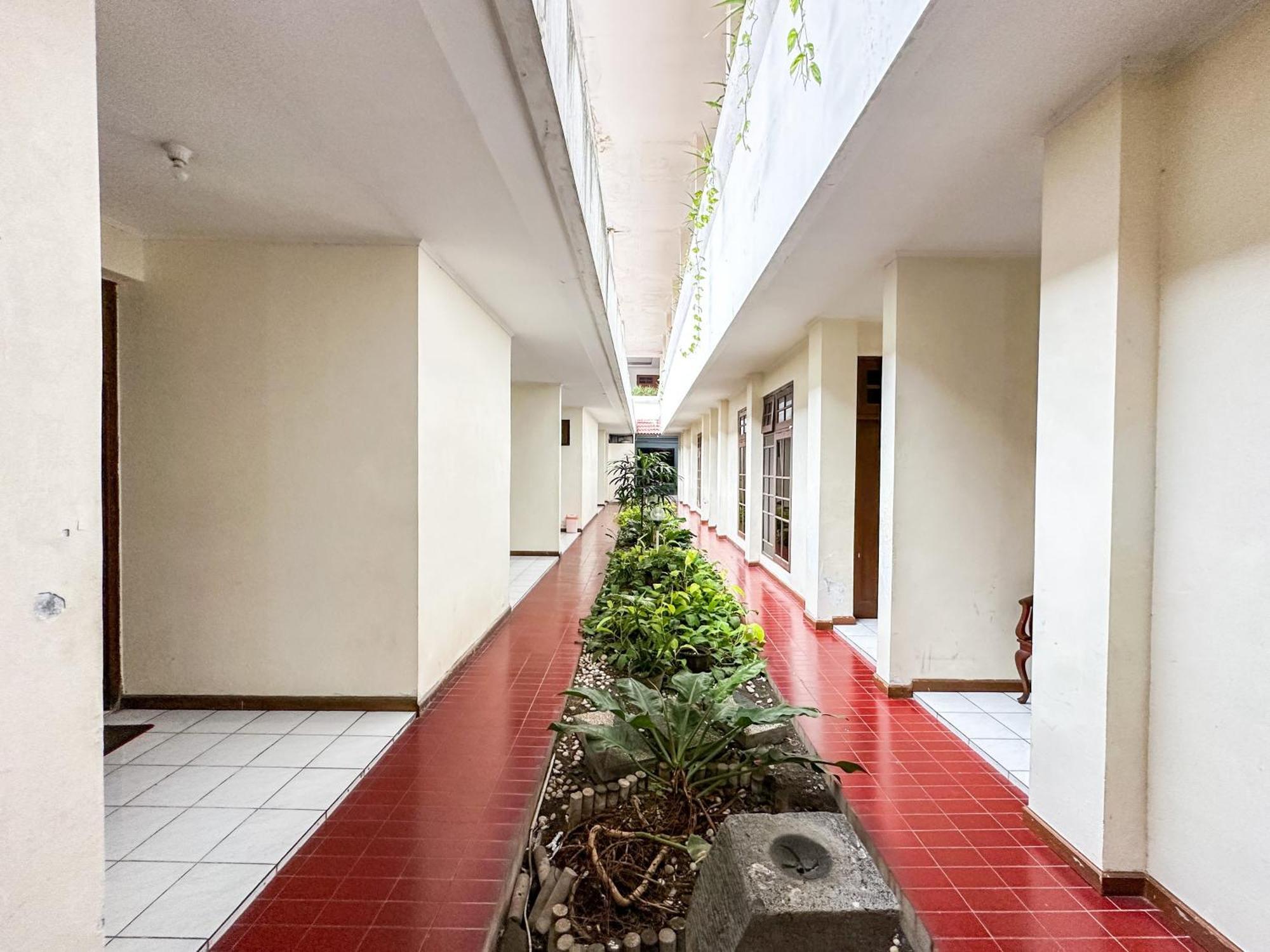Hotel Dewi Sri Redpartner Yogyakarta Extérieur photo