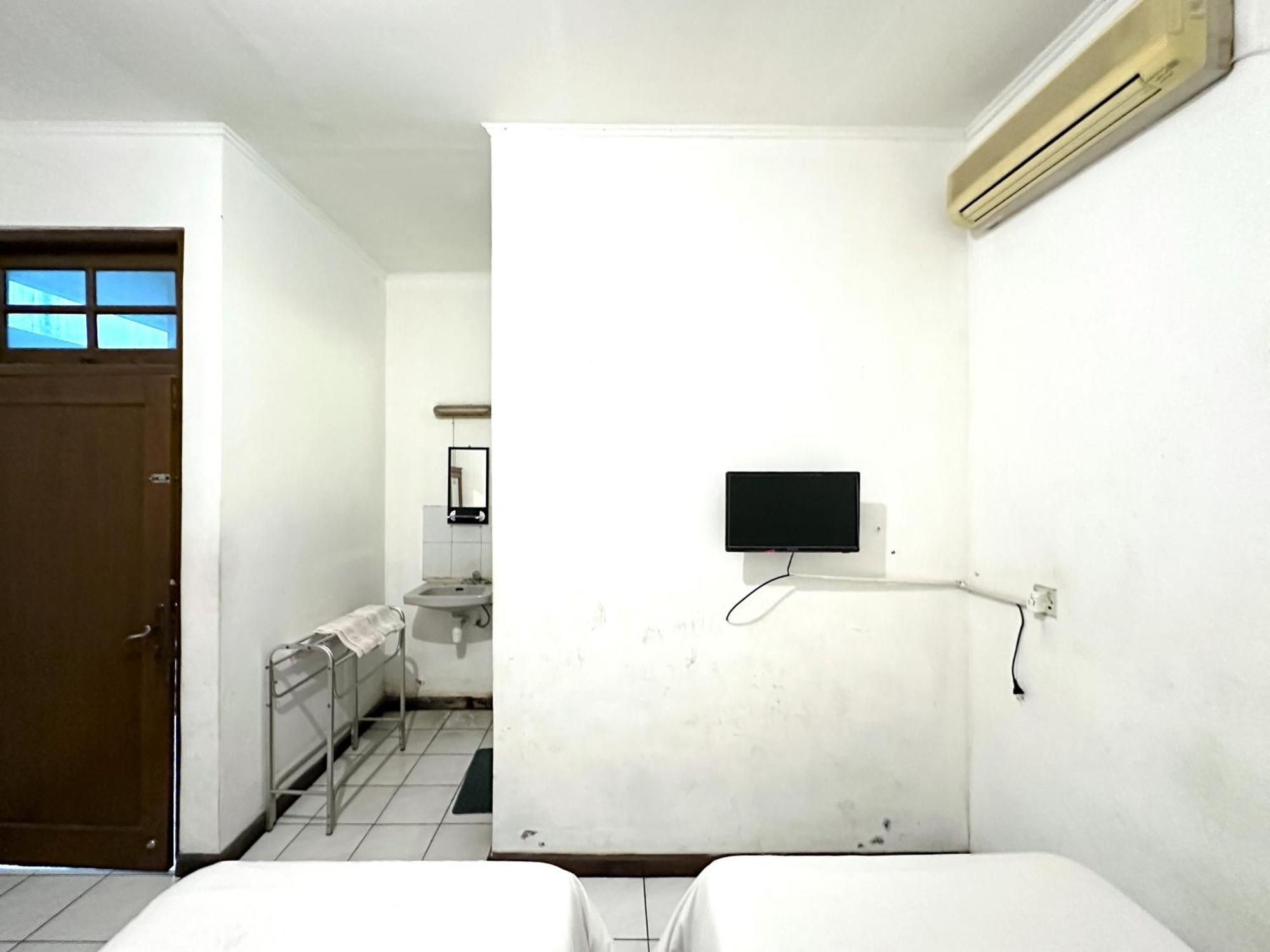 Hotel Dewi Sri Redpartner Yogyakarta Extérieur photo