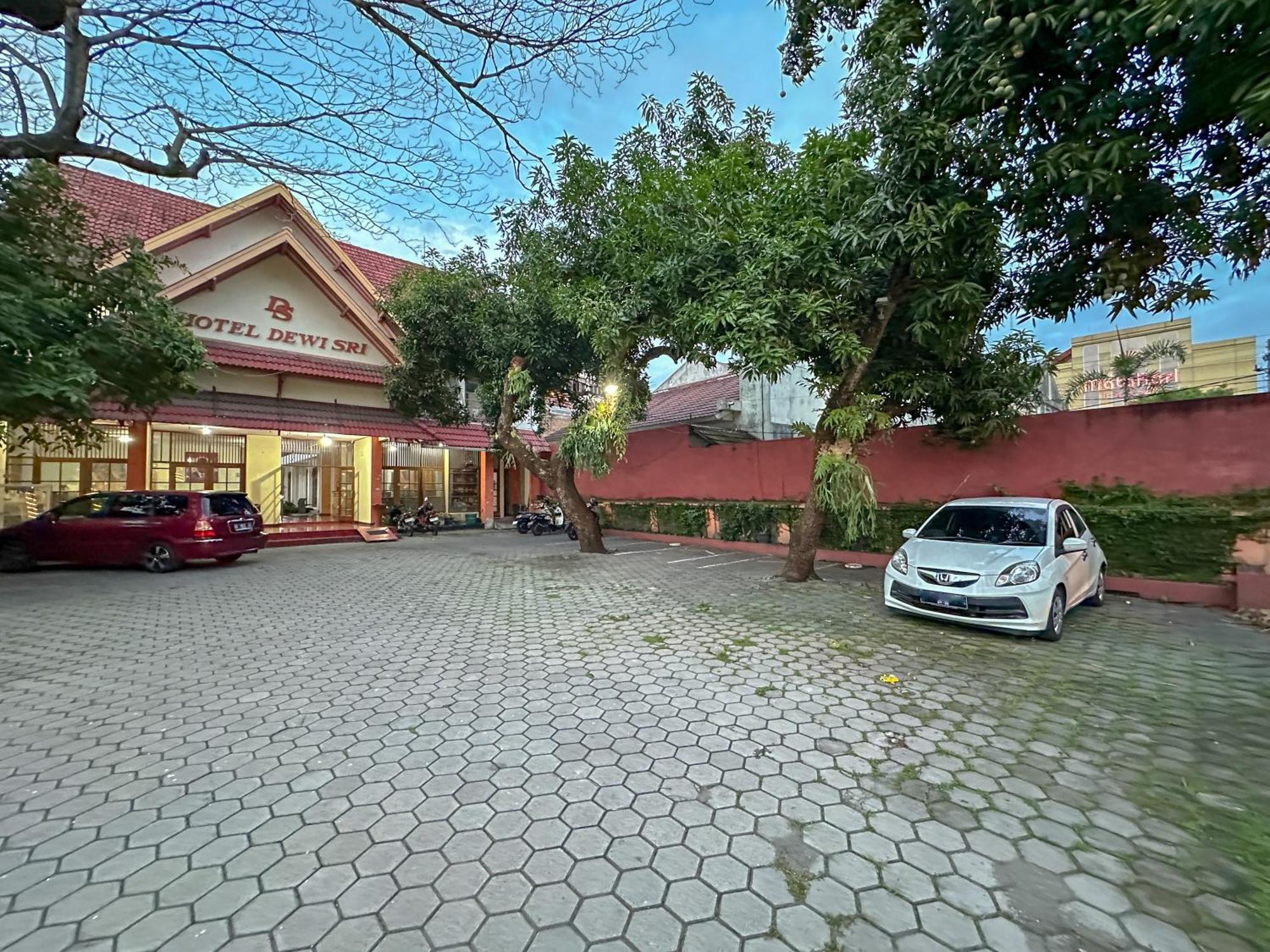 Hotel Dewi Sri Redpartner Yogyakarta Extérieur photo