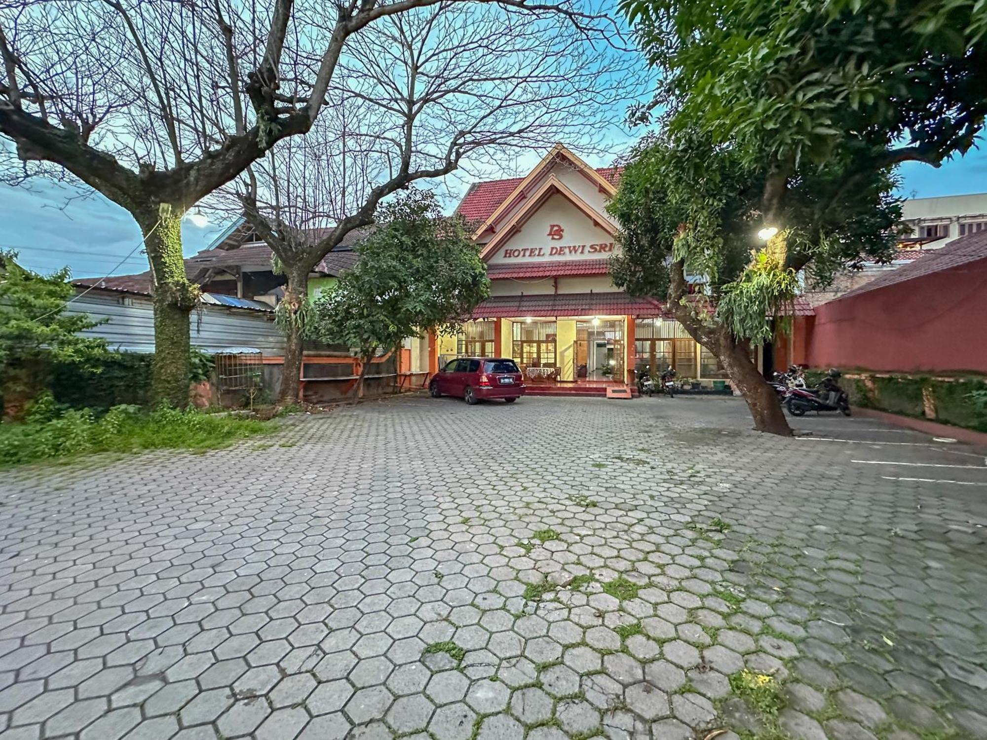 Hotel Dewi Sri Redpartner Yogyakarta Extérieur photo