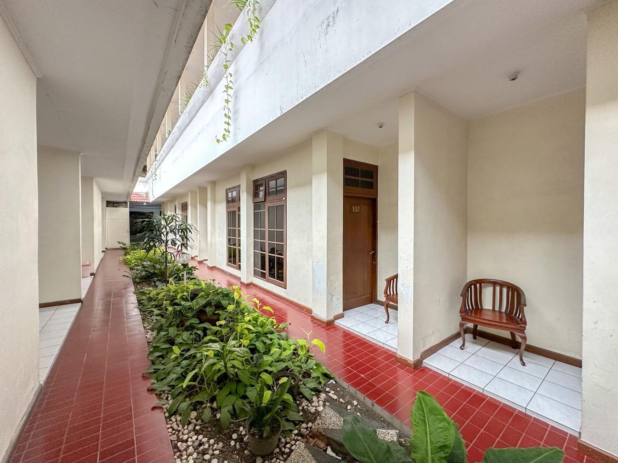 Hotel Dewi Sri Redpartner Yogyakarta Extérieur photo