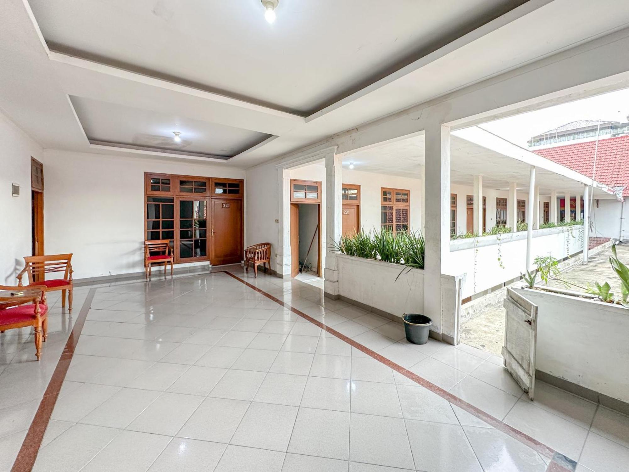 Hotel Dewi Sri Redpartner Yogyakarta Extérieur photo