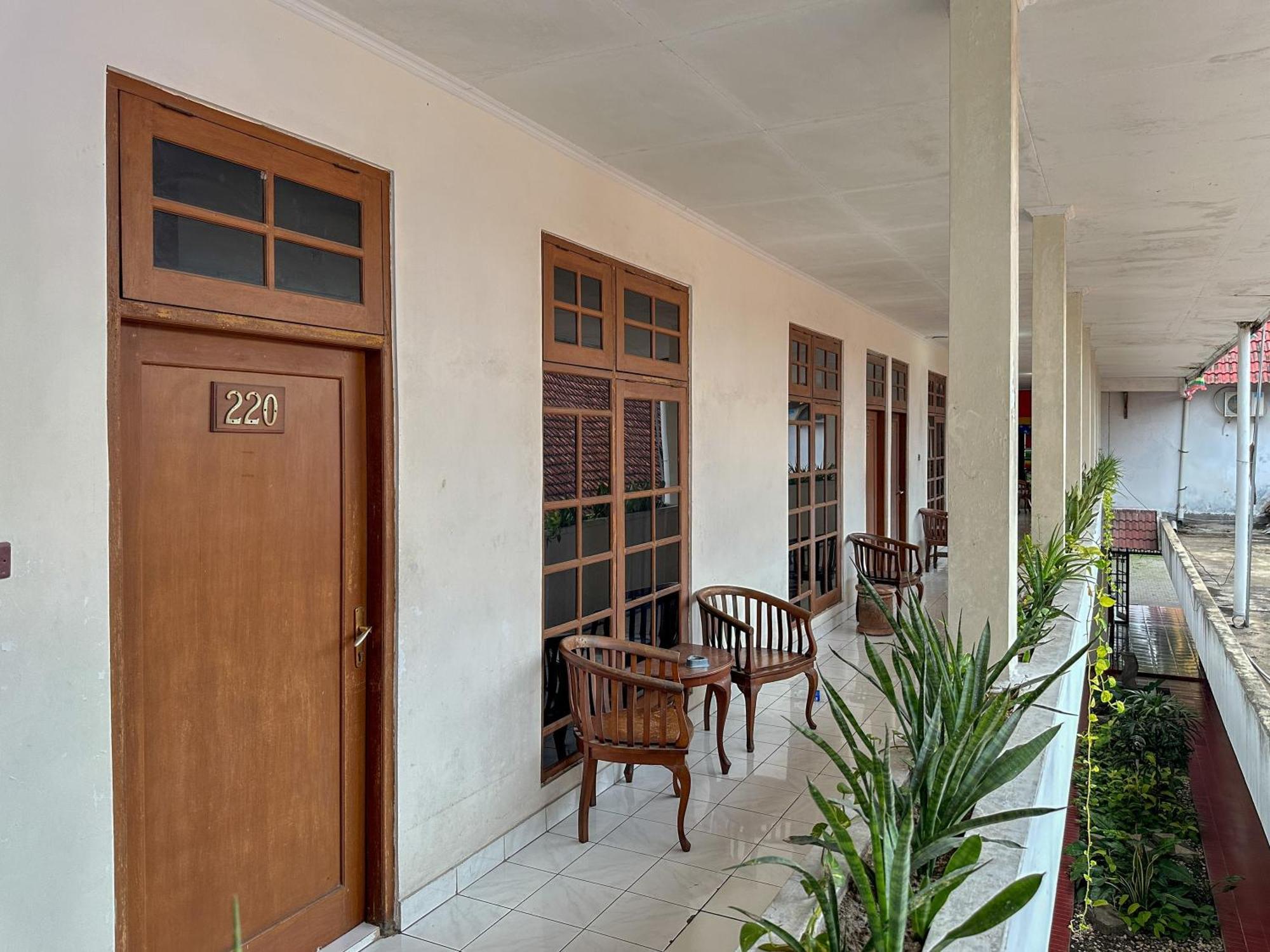 Hotel Dewi Sri Redpartner Yogyakarta Extérieur photo